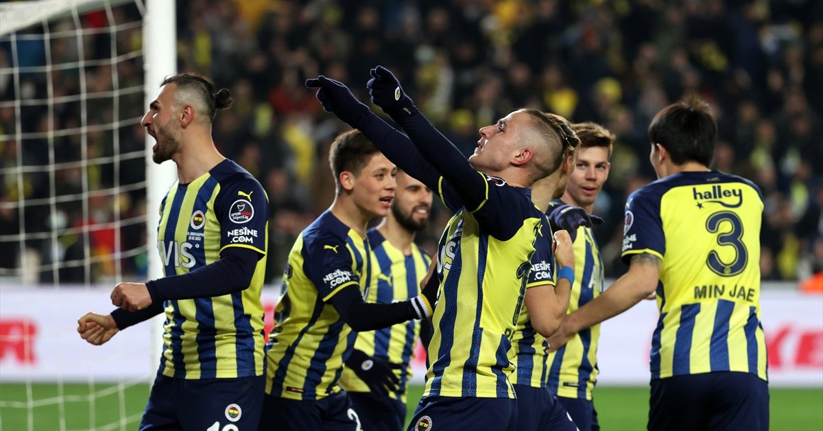Fenerbahçe Konyaspor'u mağlup etti Fenerbahçe Konyaspor'u mağlup etti