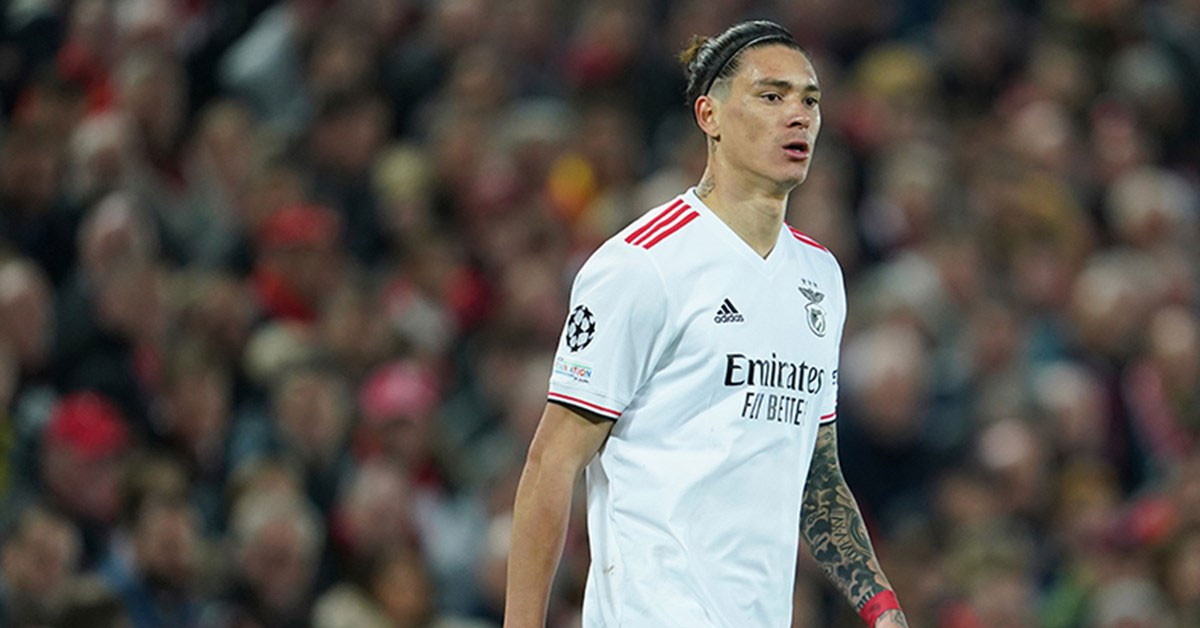 Futbolcu performansıyla alkış alıyor.