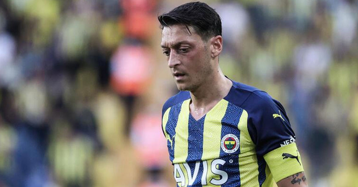 Futbolcunun menajeri Mesut Özil'in fedakarlıklarından bahsetti. Futbolcunun menajeri Mesut Özil'in fedakarlıklarından bahsetti.