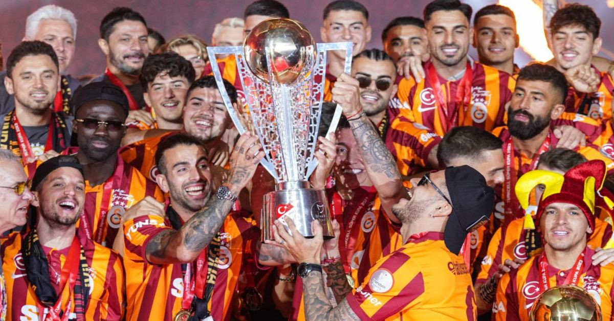 Galatasaray, Rams Park’ta 3 kupayla şov yaptı: Gökyüzündeki gösteri taraftarı büyüledi