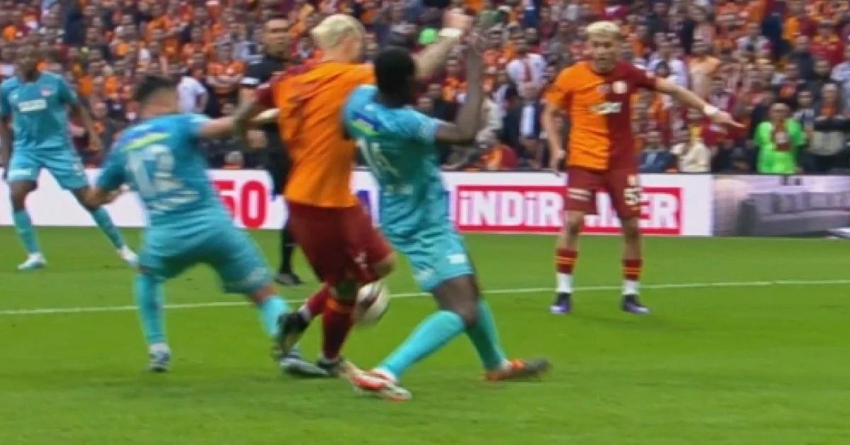 Galatasaray Sivasspor maçında tartışılan penaltı pozisyonu: Eski hakemler son noktayı koydu Galatasaray Sivasspor maçında tartışılan penaltı pozisyonu: Eski hakemler son noktayı koydu