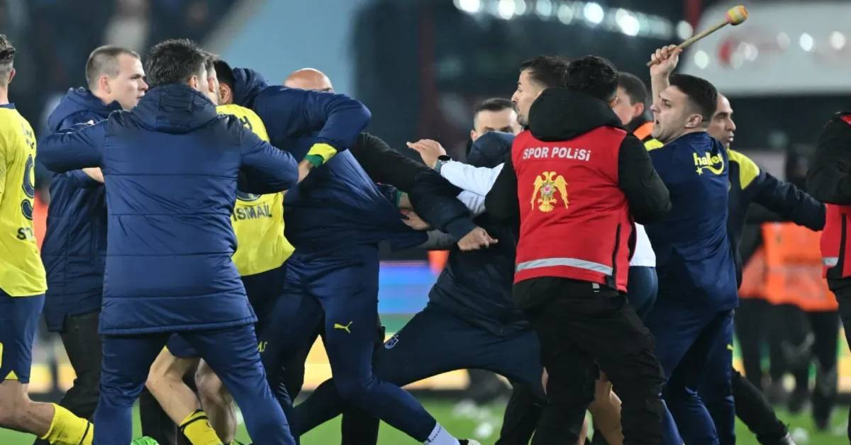 Galatasaray’dan Fenerbahçe’ye erteleme cevabı: ‘’Türk futbolunun faydasına olacak her kararın arkasındayız’’ Galatasaray’dan Fenerbahçe’ye erteleme cevabı: ‘’Türk futbolunun faydasına olacak her kararın arkasındayız’’