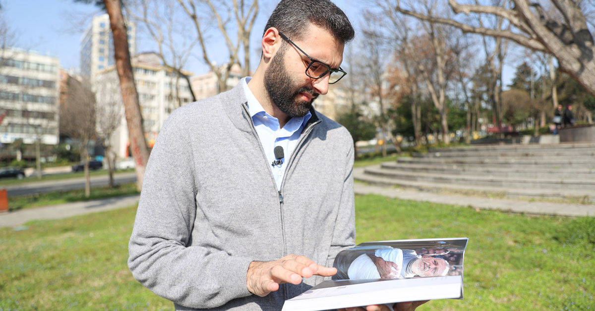 Gazze Şeridi'nde 107 gün boyunca görev yapan Filistinli gazeteci Mutez el-Azayize, Anadolu Ajansının Kanıt kitabını inceledi