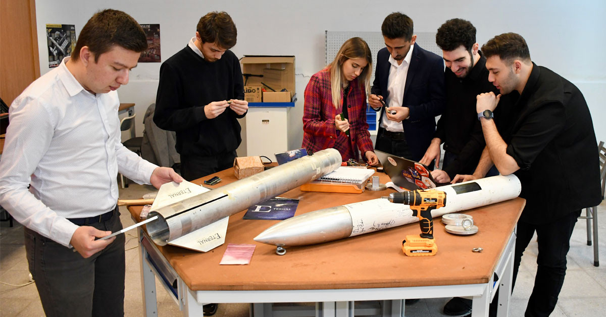 Gebze Teknik Üniversitesi (GTÜ) Eternal Roket Takımı, geliştirdikleri roketle uzay teknolojilerindeki en önemli organizasyonlardan kabul edilen ABD'deki Üniversitelerarası Roket Mühendisliği Yarışması'nda (IREC) şanslarını deneyecekler.