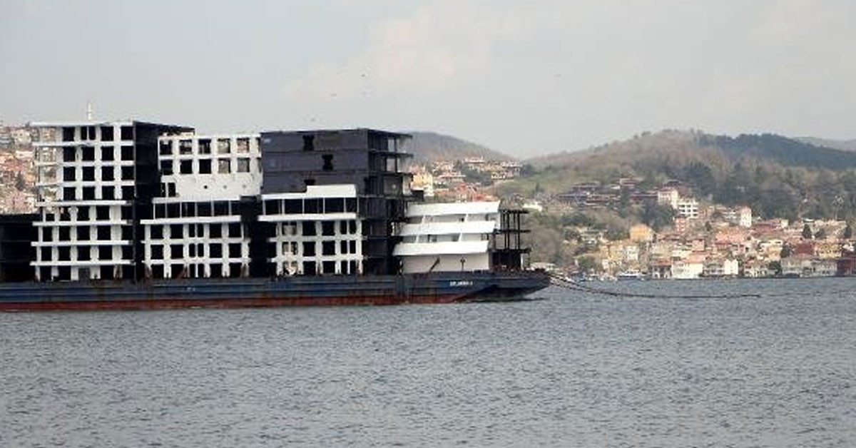 Görenler inanamadı: İstanbul Boğazı'ndan resmen apartman geçti!
