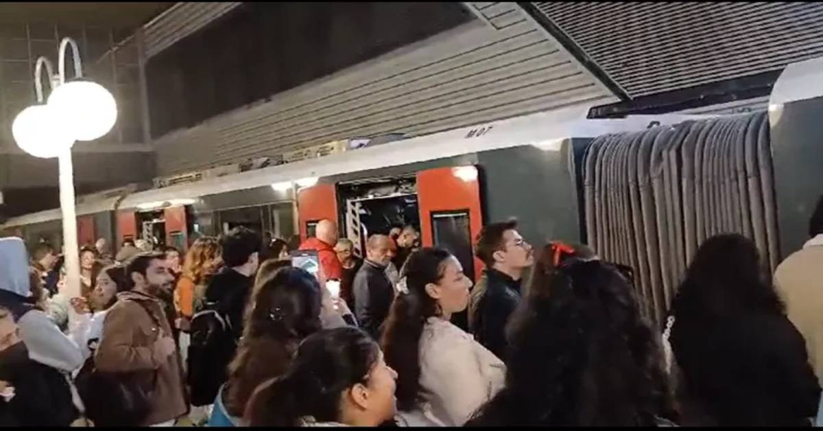 Görüntüler İstanbul’u aratmıyor: İzmir’de metro seferlerinde aksama yaşandı
