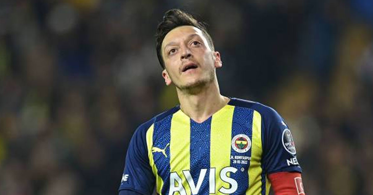 Hakkı Yalçın'dan Mesut Özil hakkında eleştiriler geldi.