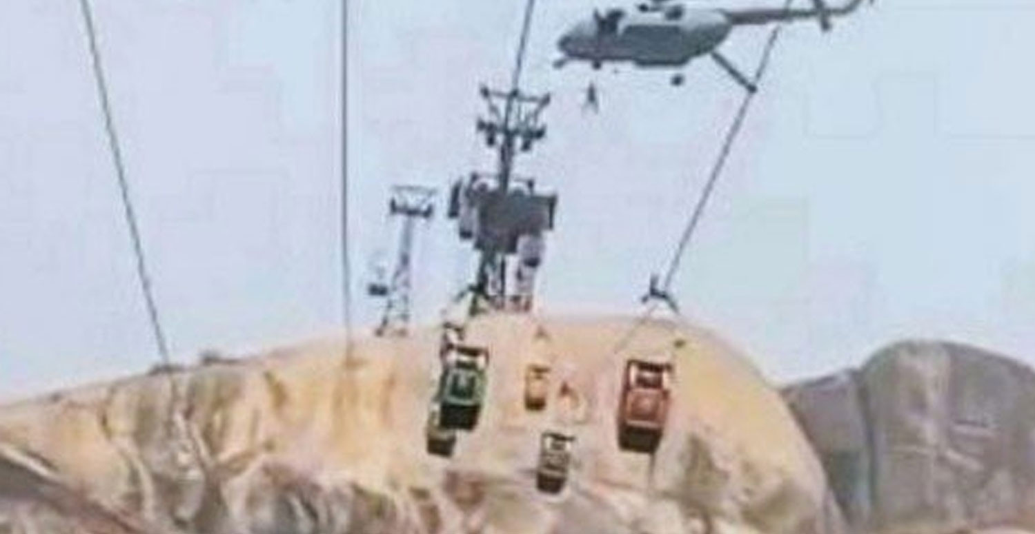 Hindistan’da dehşet anlar: Havada asılı kalan teleferikte adeta can pazarı!