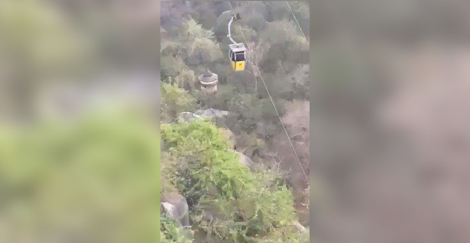 Hindistan’da dehşet anlar: Havada asılı kalan teleferikte adeta can pazarı!