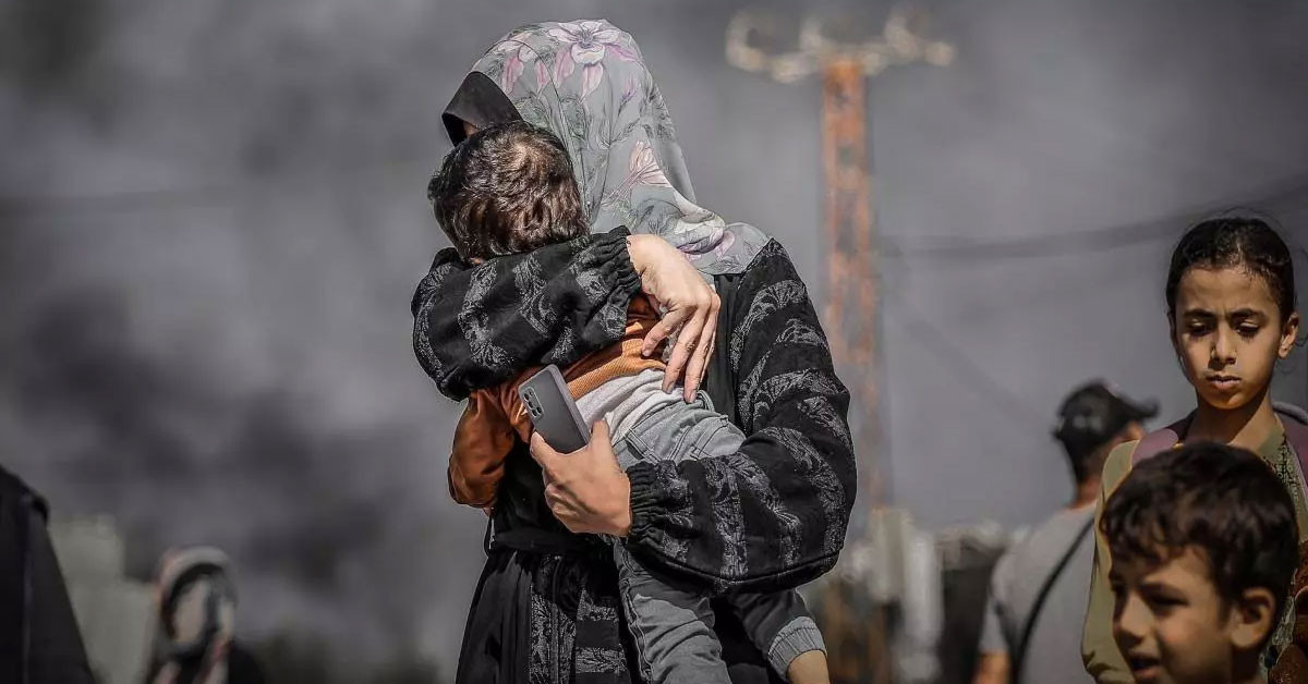 İran ve İsrail arasındaki atışma dünyadaki tüm dengeleri değiştirdi. İngiltere’den kınama mesajları gelirken, Fransa’dan da açıklama geldi. Cumhurbaşkanı Emmanuel Macron, İsrail’e hava saldırısında bulunan İran’a ait dronları Ürdün hava sahasında vurarak engellediklerini bilgisini paylaştı.