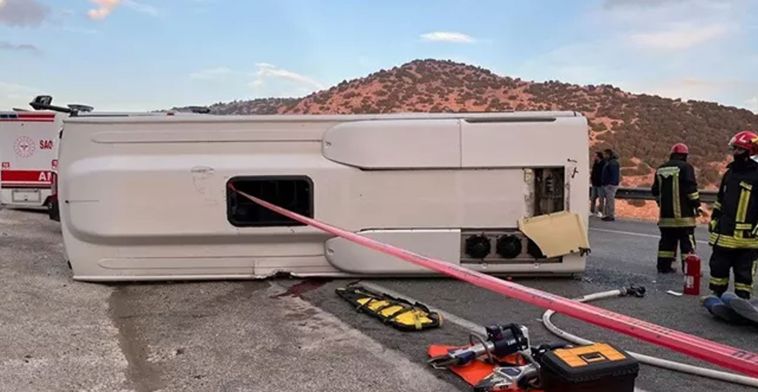 İşçileri taşıyan servis aracı devrildi