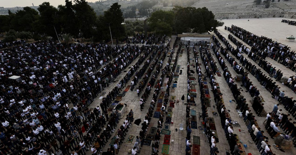 İsrail güçlerinin işgalinde bulunan Mescid-i Aksa'da binlerce müslüman bayram namazını kıldı!