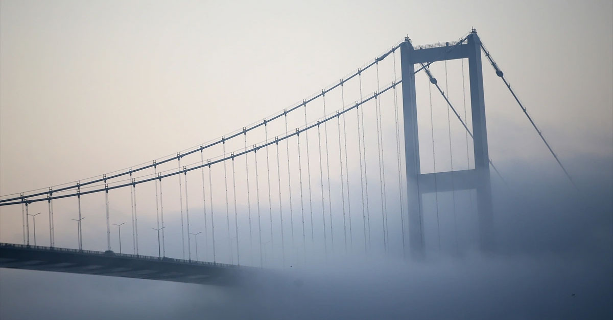 İstanbul Boğazı'nda gemi trafiği için alarm verildi. Gemilerin geçişleri çift yönlü durdurulduğu bildirildi.