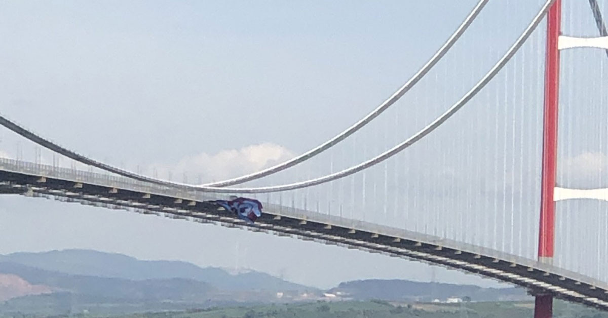 İstanbul boğazındaki gelenek devam ettiriliyor: Trabzonspor bayrağı 1915 Çanakkale Köprüsü'nde!