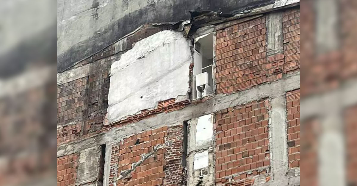 İstanbul'da duvar yıkıldı banyo ve tuvalet ortaya çıktı