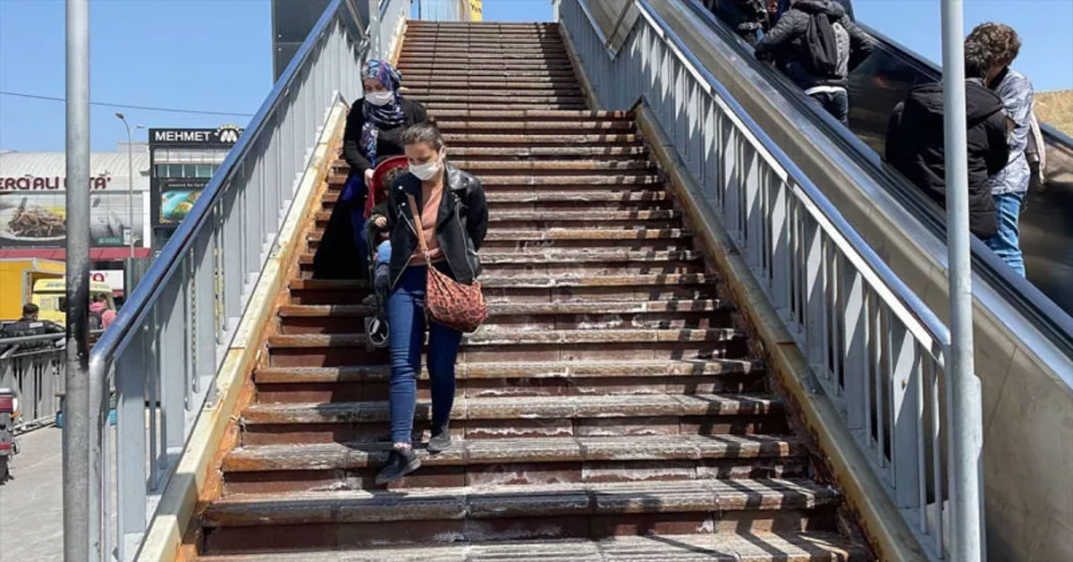İstanbul'un çilesi bitmiyor: Şimdi de metrobüs duraklarındaki asansörler kullanılamıyor!