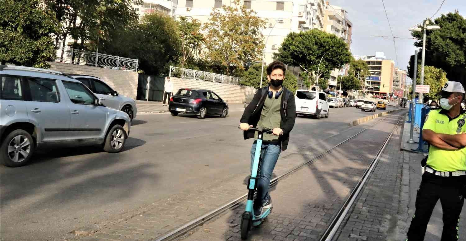 Kaldırımlar yürünmez halde Kaldırımlar yürünmez halde