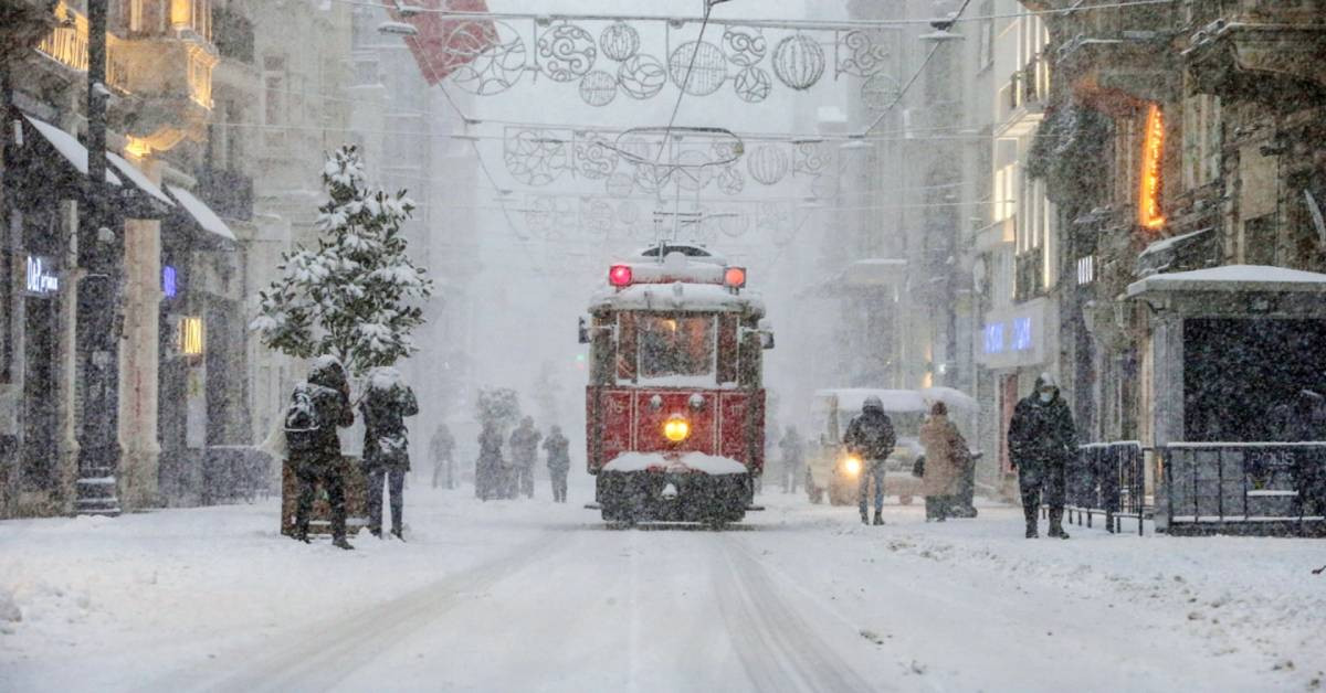 Kar yağışı yeniden başladı: Meteoroloji İstanbul için saat verdi Kar yağışı yeniden başladı: Meteoroloji İstanbul için saat verdi