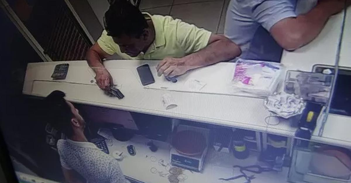 Kasadaki parayı sayınca farkına vardılar Kasadaki parayı sayınca farkına vardılar
