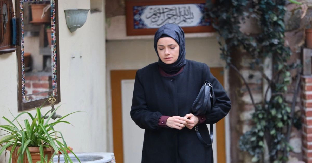 Kızıl Goncalar 12. bölüm fragmanı yayınlandı: Mira evden kaçarak Zeynep’in evine sığınıyor