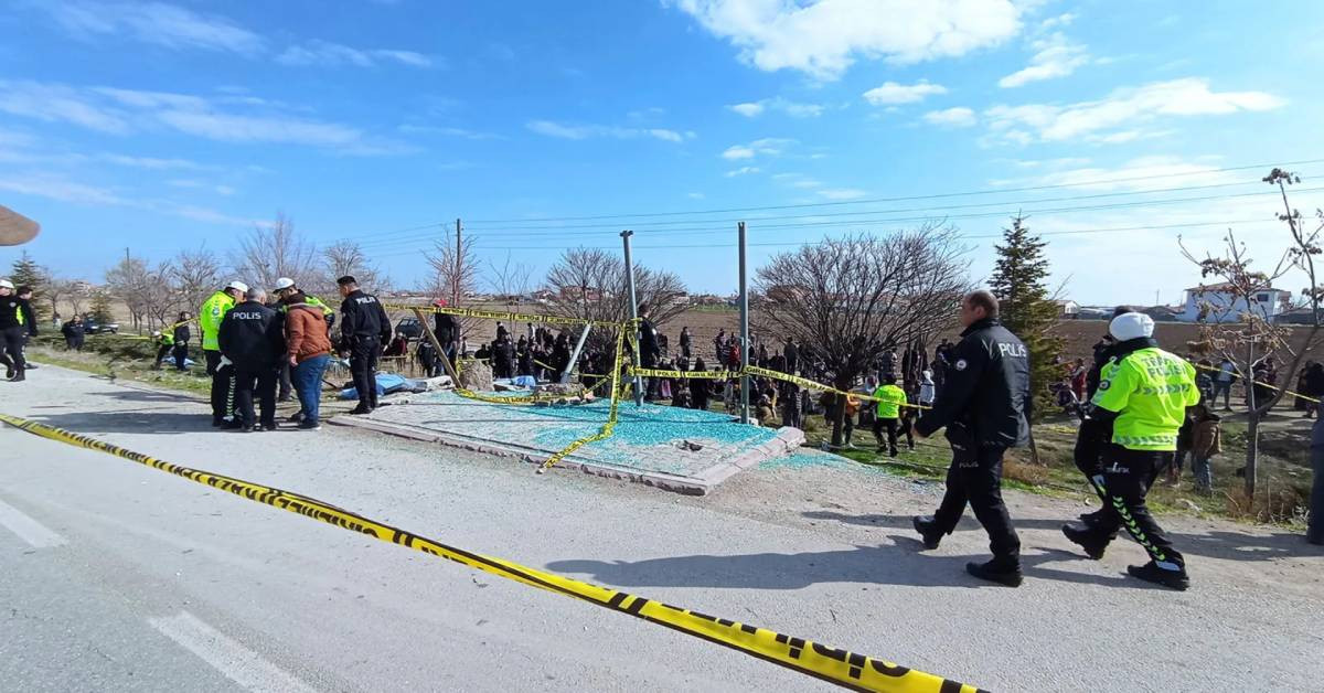 Konya’da otomobil otobüs durağına daldı: Çok sayıda ölü ve yaralı var