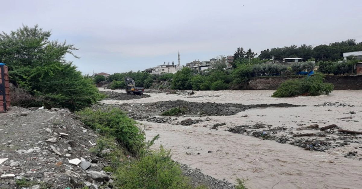 Kuvvetli yağış sonrası şok görüntü: Hatay’da sel yolu ikiye böldü