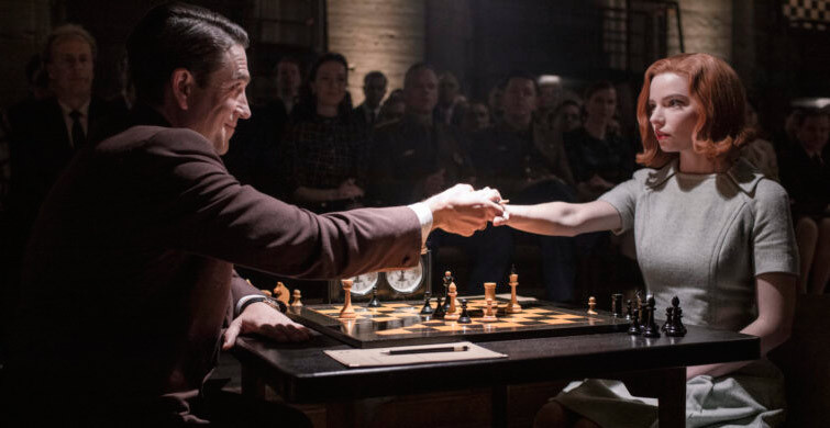 The Queens Gambit dizisinden bir sahne. The Queens Gambit dizisinden bir sahne.