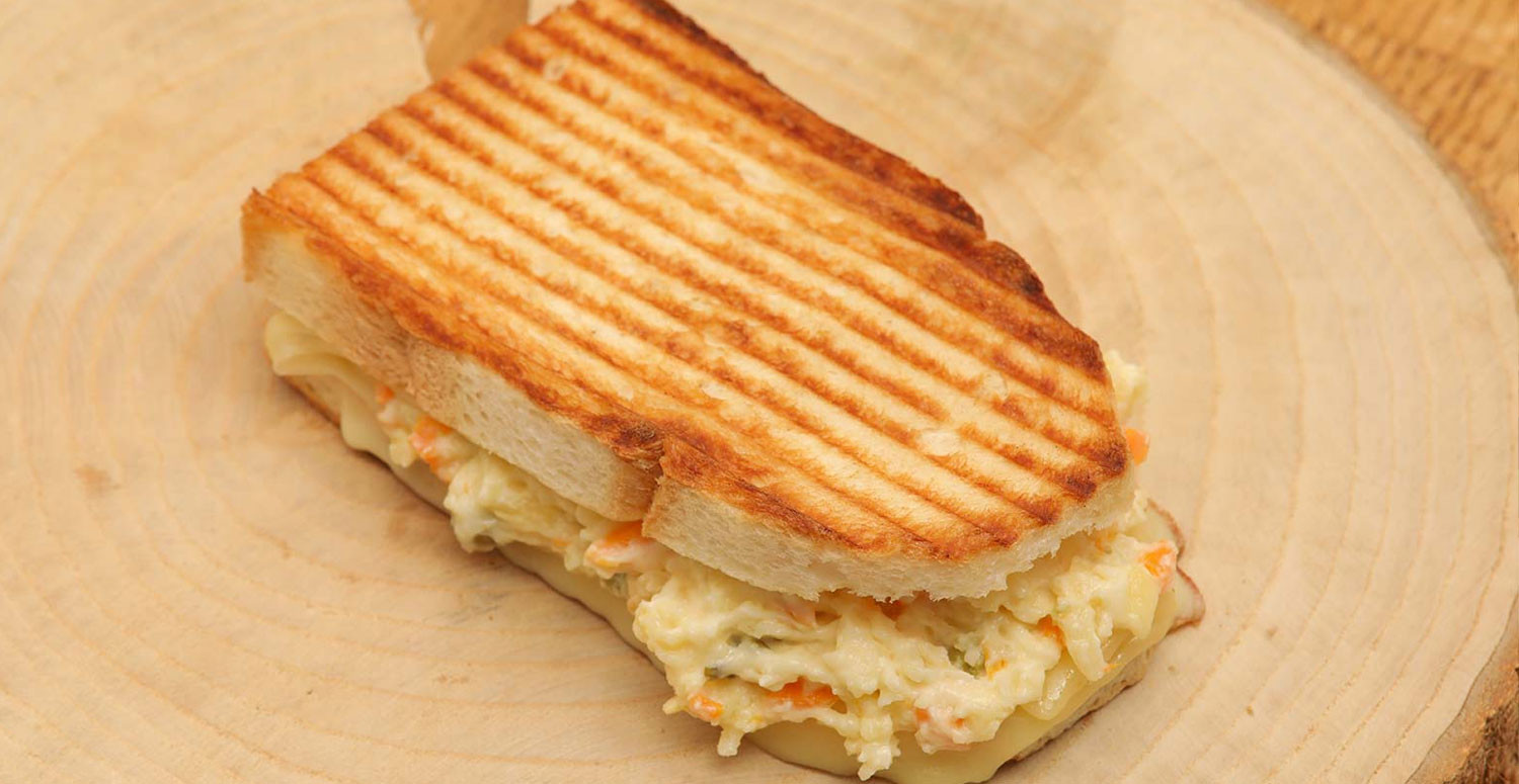Margarinli ve kızartılmış tost