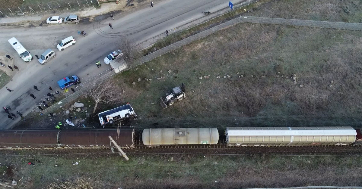 Kırklareli'de yük treni işçi servisine çarptı: 27 kişi yaralandı