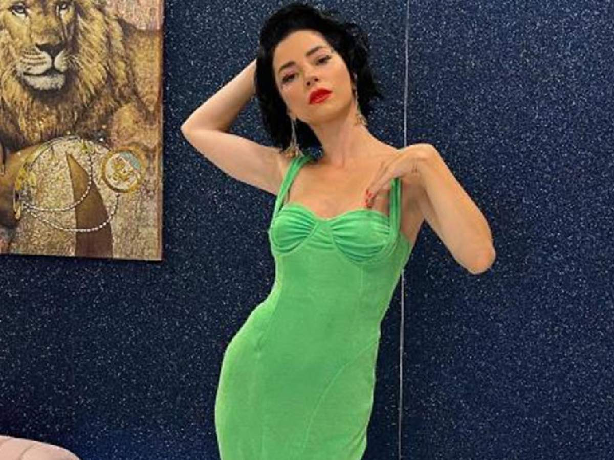 merve boluğur yeşil elbiseli paylaşım