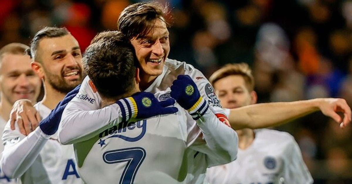 Mesut ve Ozan'ın kadro dışı kalmasıyla ilgili menajerin sözleri dikkat çekti. Mesut ve Ozan'ın kadro dışı kalmasıyla ilgili menajerin sözleri dikkat çekti.