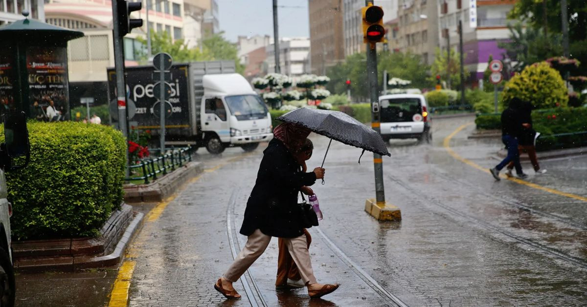 Meteoroloji saat vererek uyardı: Gök gürültülü sağanak yağış geliyor Meteoroloji saat vererek uyardı: Gök gürültülü sağanak yağış geliyor