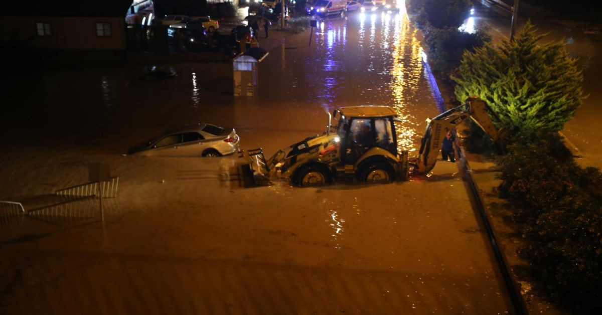 Meteoroloji turuncu kodla uyarmıştı: Hatay’da sağanak yağış etkili oldu