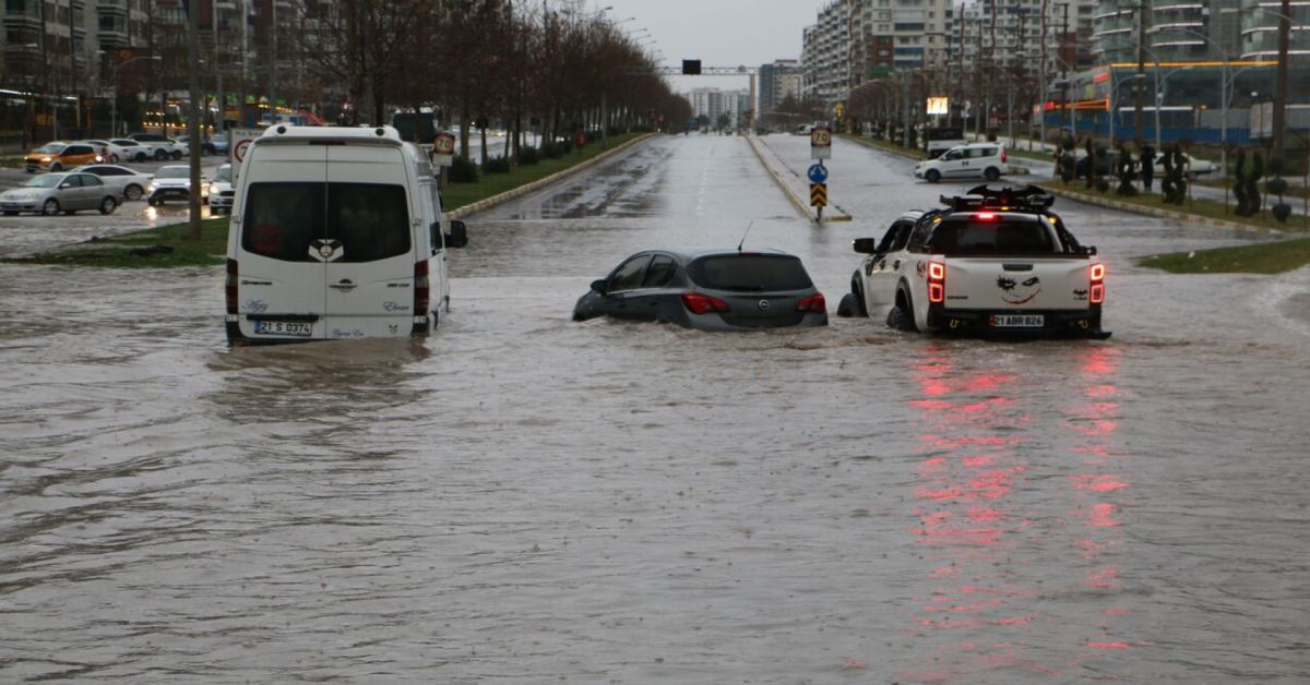 Meteoroloji yeni haritayı yayımladı: 34 ile bardaktan boşalırcasına yağmur yağacak Meteoroloji yeni haritayı yayımladı: 34 ile bardaktan boşalırcasına yağmur yağacak