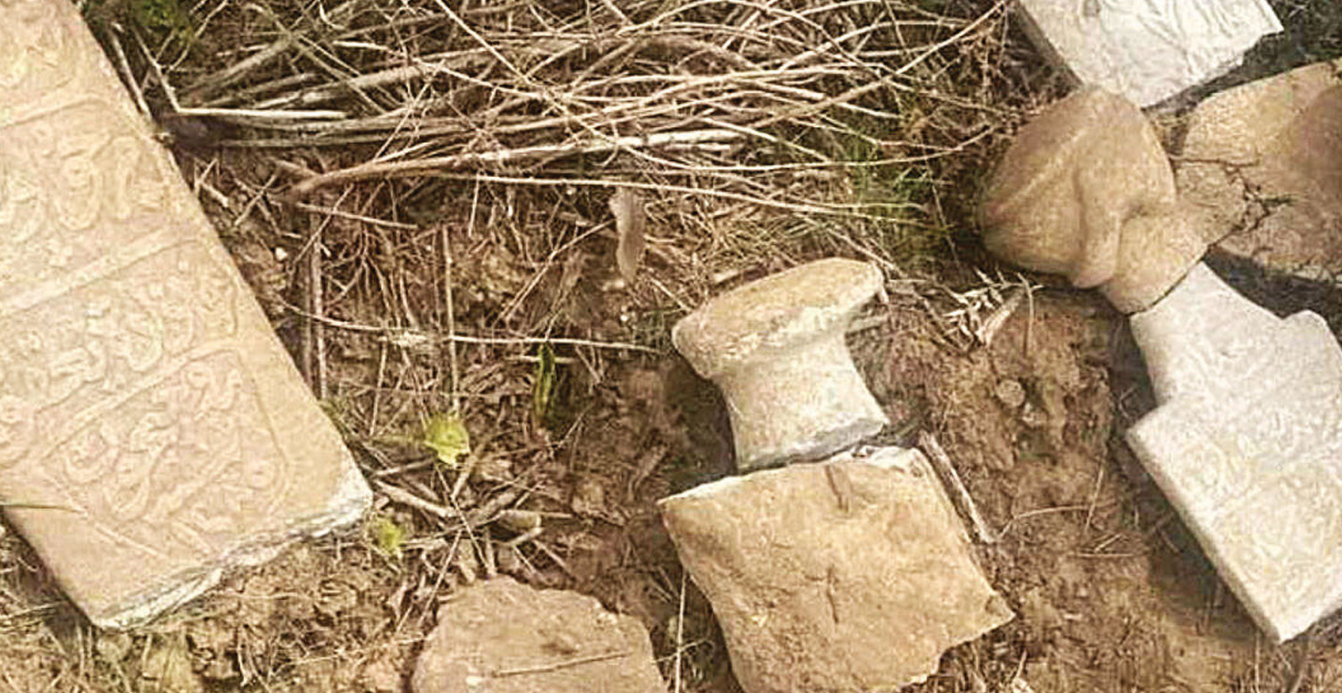Mezar taşlarını kırdılar Mezar taşlarını kırdılar