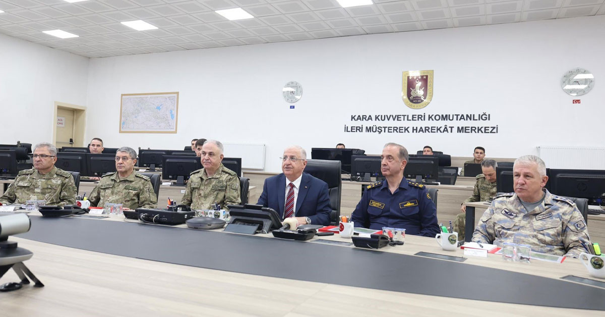 Millî Savunma Bakanı Yaşar Güler, Genelkurmay Başkanı Orgeneral Metin Gürak, Deniz Kuvvetleri Komutanı Oramiral Ercüment Tatlıoğlu, Kara Kuvvetleri Komutanı Orgeneral Selçuk Bayraktaroğlu ve Hava Kuvvetleri Komutanı Orgeneral Ziya Cemal Kadıoğlu Şanlıurfa’da bayramlaşma sonrası önemli bir toplantı gerçekleştirdi. Millî Savunma Bakanı Yaşar Güler, Genelkurmay Başkanı Orgeneral Metin Gürak, Deniz Kuvvetleri Komutanı Oramiral Ercüment Tatlıoğlu, Kara Kuvvetleri Komutanı Orgeneral Selçuk Bayraktaroğlu ve Hava Kuvvetleri Komutanı Orgeneral Ziya Cemal Kadıoğlu Şanlıurfa’da bayramlaşma sonrası önemli bir toplantı gerçekleştirdi.
