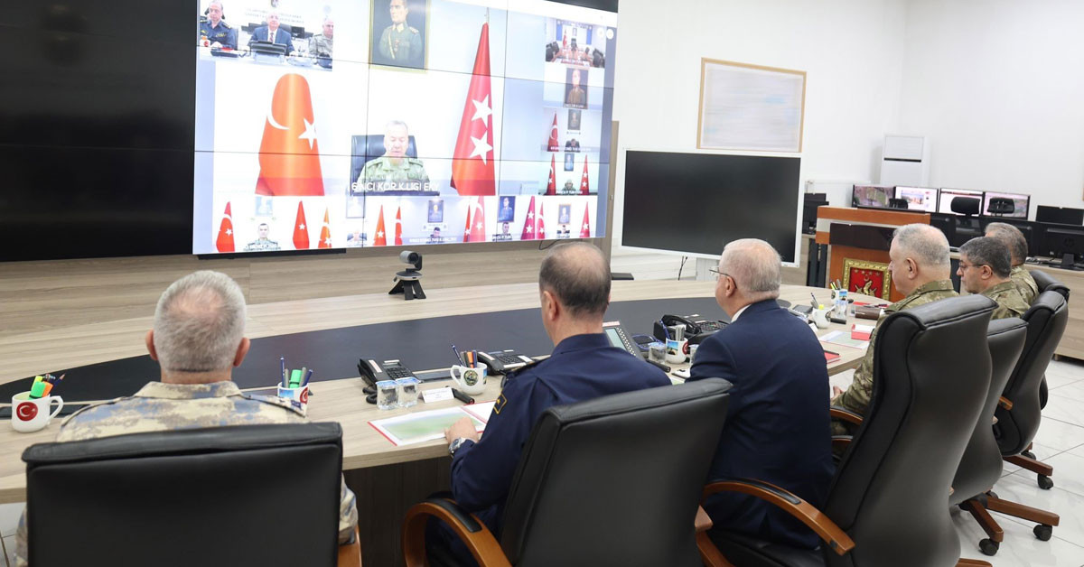 Millî Savunma Bakanı Yaşar Güler, Genelkurmay Başkanı Orgeneral Metin Gürak, Deniz Kuvvetleri Komutanı Oramiral Ercüment Tatlıoğlu, Kara Kuvvetleri Komutanı Orgeneral Selçuk Bayraktaroğlu ve Hava Kuvvetleri Komutanı Orgeneral Ziya Cemal Kadıoğlu Şanlıurfa’da bayramlaşma sonrası önemli bir toplantı gerçekleştirdi. Millî Savunma Bakanı Yaşar Güler, Genelkurmay Başkanı Orgeneral Metin Gürak, Deniz Kuvvetleri Komutanı Oramiral Ercüment Tatlıoğlu, Kara Kuvvetleri Komutanı Orgeneral Selçuk Bayraktaroğlu ve Hava Kuvvetleri Komutanı Orgeneral Ziya Cemal Kadıoğlu Şanlıurfa’da bayramlaşma sonrası önemli bir toplantı gerçekleştirdi.