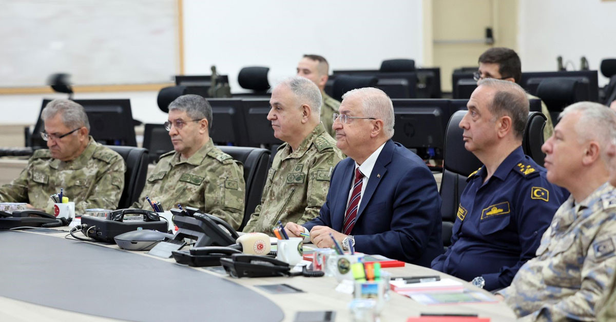 Millî Savunma Bakanı Yaşar Güler, Genelkurmay Başkanı Orgeneral Metin Gürak, Deniz Kuvvetleri Komutanı Oramiral Ercüment Tatlıoğlu, Kara Kuvvetleri Komutanı Orgeneral Selçuk Bayraktaroğlu ve Hava Kuvvetleri Komutanı Orgeneral Ziya Cemal Kadıoğlu Şanlıurfa’da bayramlaşma sonrası önemli bir toplantı gerçekleştirdi. Millî Savunma Bakanı Yaşar Güler, Genelkurmay Başkanı Orgeneral Metin Gürak, Deniz Kuvvetleri Komutanı Oramiral Ercüment Tatlıoğlu, Kara Kuvvetleri Komutanı Orgeneral Selçuk Bayraktaroğlu ve Hava Kuvvetleri Komutanı Orgeneral Ziya Cemal Kadıoğlu Şanlıurfa’da bayramlaşma sonrası önemli bir toplantı gerçekleştirdi.
