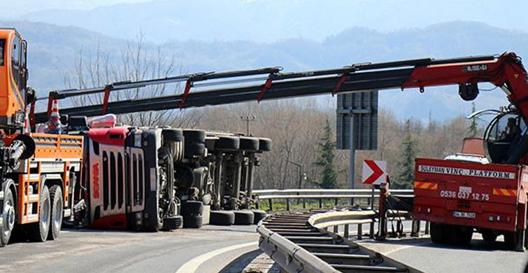 TEM'de Tır Devrildi, Trafik Kilitlendi08030212