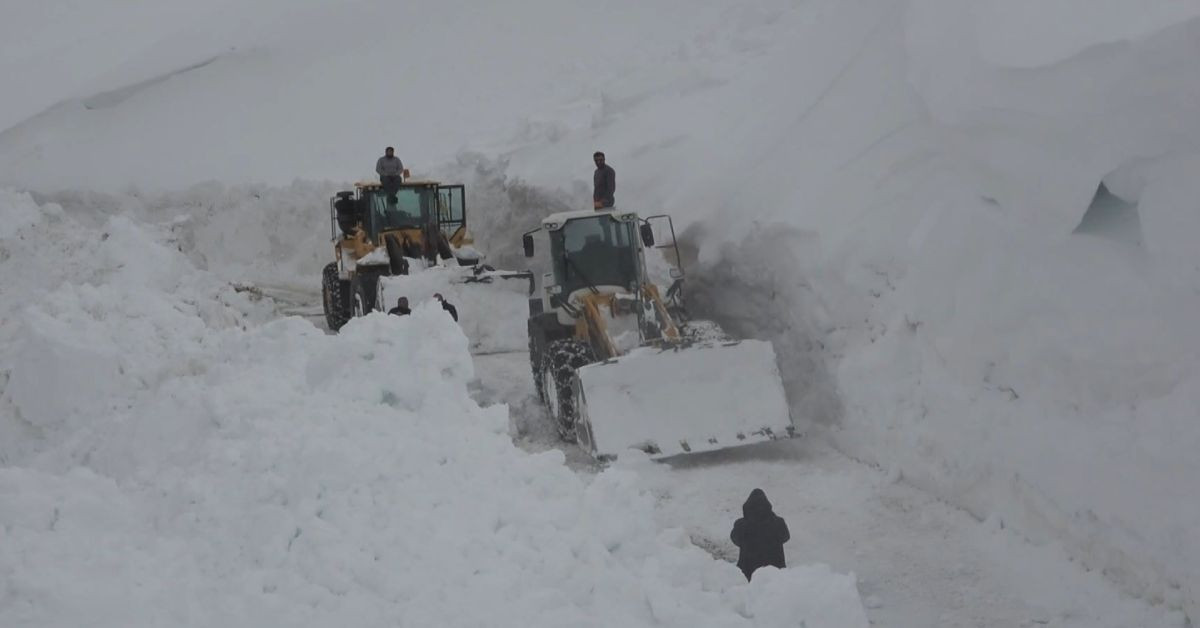 Muş’ta kar kalınlığı 4 metre oldu: Ekipler yol açma çalışmalarını sürdürüyor