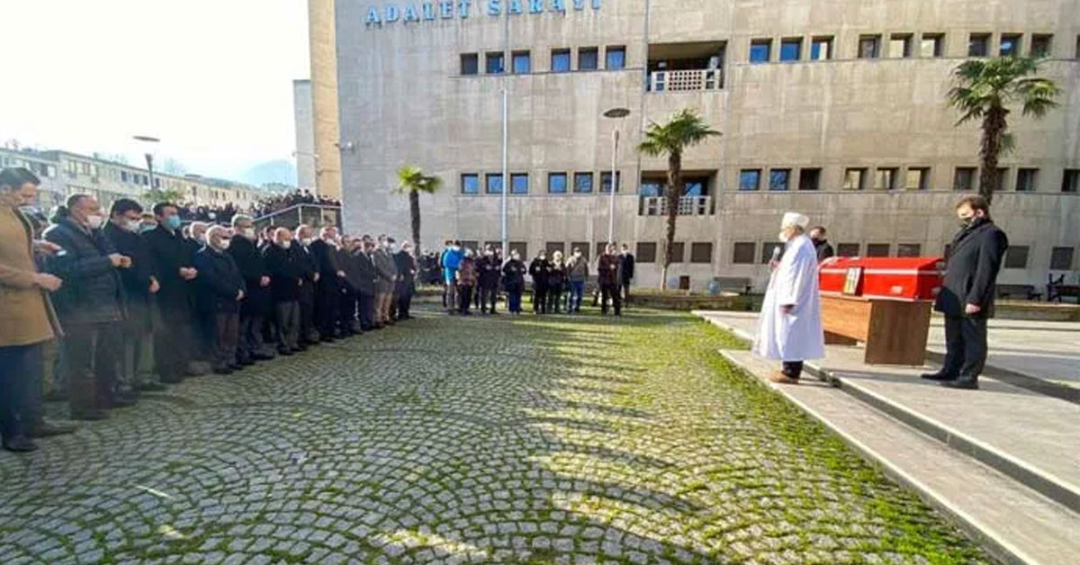 Parkta iple asılı bulundu