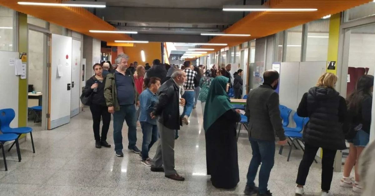 O okulda adım atacak yer yok: Oy kullanma sırası merdivenlere kadar uzadı