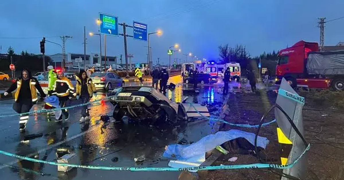 Otomobil ikiye ayrıldı