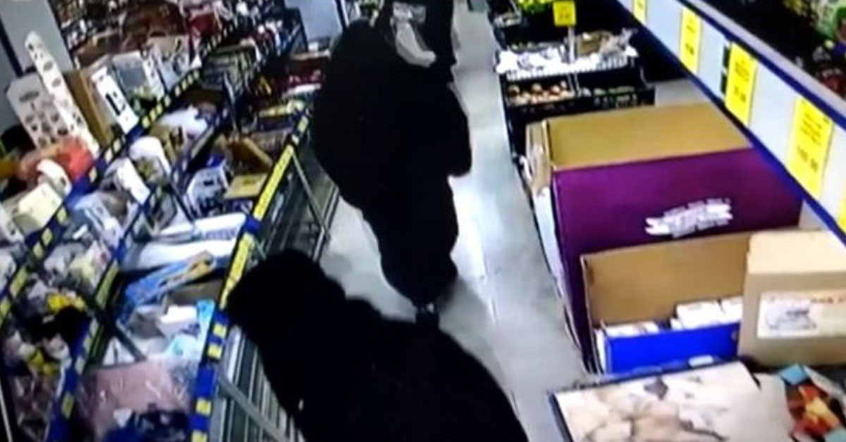 Çarşaflı gaspçıları ayakkabıları ele verdi... Oyuncak silahla market gaspına kalktılar