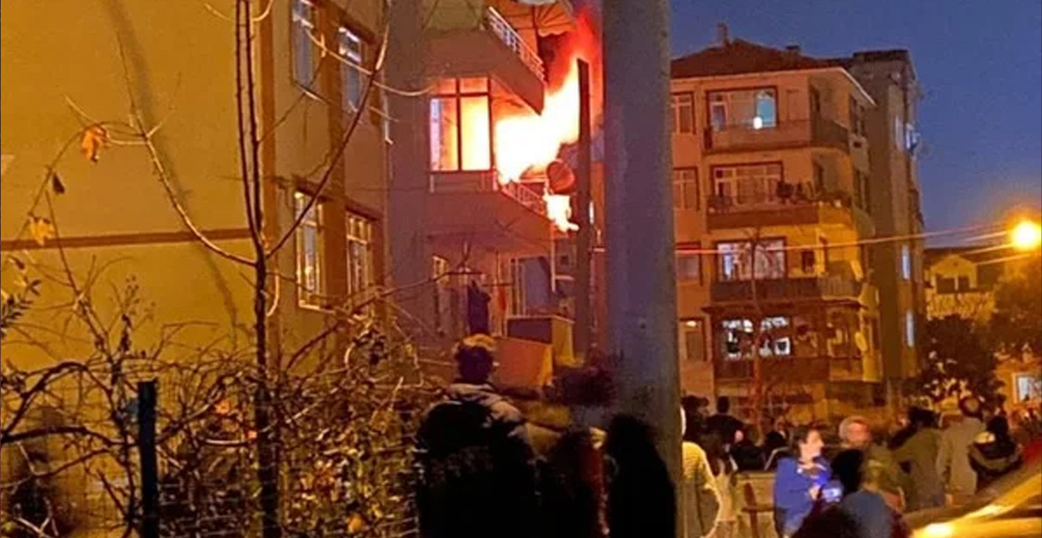 Patlamanın etkisiyle bina alev topuna döndü Patlamanın etkisiyle bina alev topuna döndü
