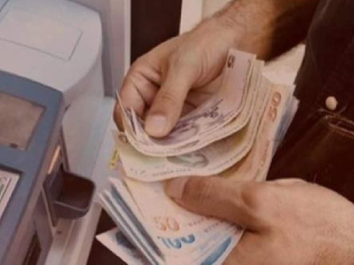 <p>Çalışma sürecinde asgari ücret alan ve sigorta primleri de asgari ücretten yatan çalışanlar, emekli olduktan sonra kendilerine ne kadar bağlanacağını araştırıyorlar. Asgari ücretli bir çalışanın emekli olduktan sonra alabileceği maaşın ne kadar olacağı ile ilgili hesaplama tablosunu sizler için hazırladık.</p>  <p>Asgari ücretten emekli olan ne kadar maaş alır?</p>  <p>Bir çalışanın çalışma süreci boyunca sigorta primleri her daim asgari ücret üzerinden yatmışsa emekli maaşı da ona göre hesaplanarak ödenir. Alınacak tutar her yıl belirlenen asgari ücret miktarları ile birlikte değişir. 2021 yılında asgari ücret maaşlarına yapılan yüzde 8,36’lık zam sonrası net ücret 2.825,9 TL olarak belirlenmişti. 2022 yılı için asgari ücrete bu güne kadar yapılmamış oranda bir zam yapıldı ve yüzde 50,54 oranındaki artışla 2022 yılı asgari ücret miktarı 4 bin 250 TL'ye yükseltildi. </p>  <p>asgari ücretli bir çalışanın çalışma süresi boyunca prim gün sayısı tam olarak yatmışsa ve sigorta gününü de doldurmuşsa belirlenen yaş kriterleri doğrultusunda emekli olabilir. Yaş kriteri dolan çalışan, emekli olmak için gerekli başvurularını yapabilir.</p>  <p>Emekli maaşıyla ilgili zam oranları ise 3 Ocak günü 2021 yılı Aralık ayı enflasyon rakamlarının açıklanmasının hemen ardında netleşti. Yapılan yeni düzenlemeyle birlikte en düşük emekli maaşı 1500 lira yerine 2500 lira olarak güncellendi.</p>  <p>SSK ve Bağ-Kur emeklilerine yapılan yüzde 25,48 zammın ardından memur ve memur emeklileri için de yüzde 27,48 oranında bir zam gerçekleşti.  gerçekleşti. Memur zamlarının yüzde 30,5'e çıkarılma kararının alınması sonrasında ise en düşük emekli maaşının ise 2.500 TL olarak belirlendiği bildirildi.</p>
