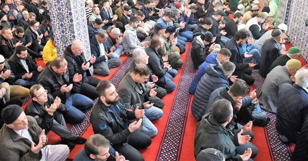 Ramazan Bayramı’nın gelmesiyle beraber farklı coğrafyalarda bayram namazları kılındı. İsveç’in başkenti Stockholm’de ve Japonya’nın başkenti Tokyo Camisi’nde binlerce Müslüman bayram namazını eda etti.