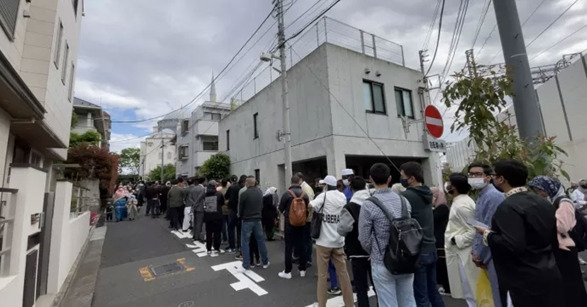 Ramazan Bayramı’nın gelmesiyle beraber farklı coğrafyalarda bayram namazları kılındı. İsveç’in başkenti Stockholm’de ve Japonya’nın başkenti Tokyo Camisi’nde binlerce Müslüman bayram namazını eda etti.