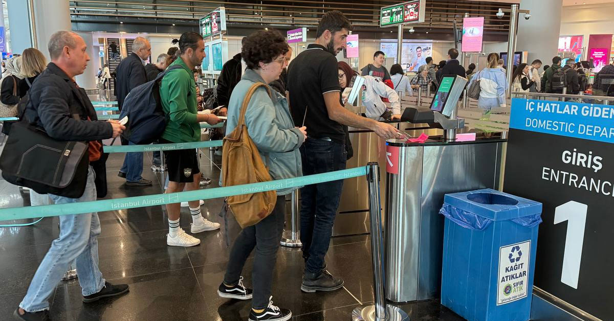 Ramazan Bayramı’nın tatili 9 güne çıkartılması sonrası tatili değerlendirmek isteyenler memleketlerinin, tatil bölgelerinin ve yurt dışının yolunu tuttular. Bu durum İstanbul’daki havalimanlarında yoğunluğa neden oldu…