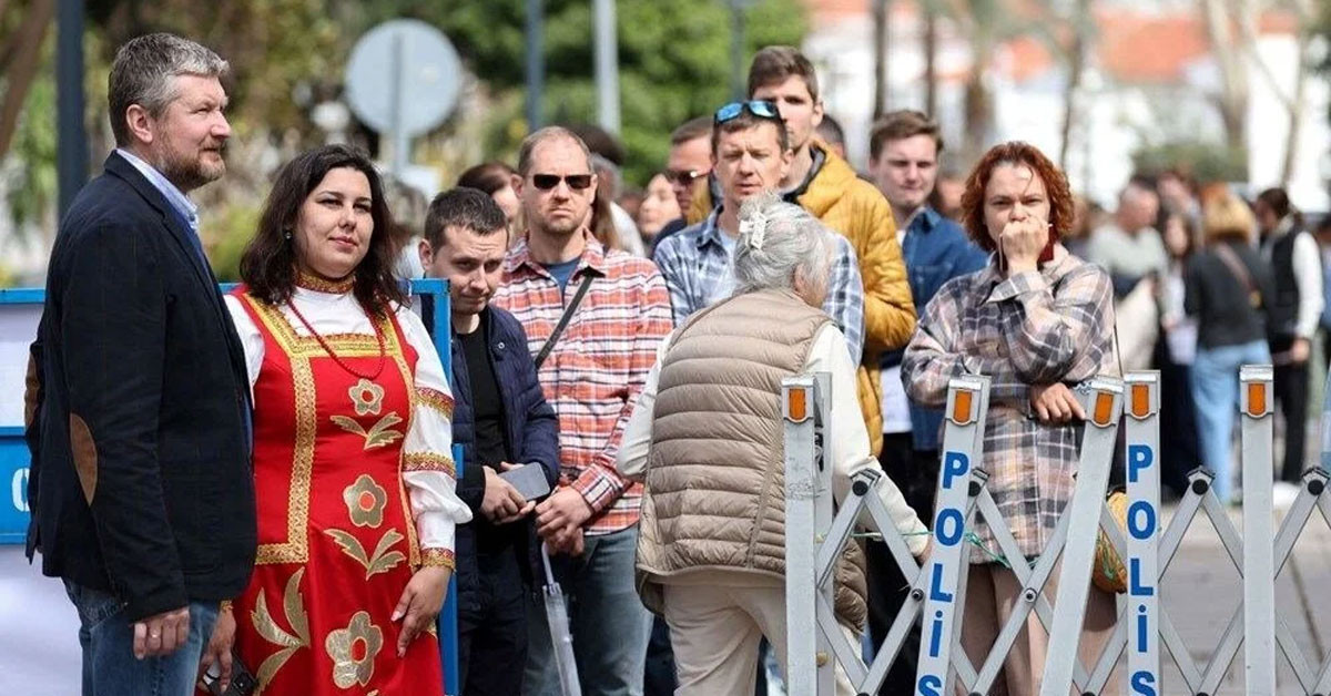 Rusya'da sandık başı anketine göre Vladimir Putin, yüzde 87'nin üzerinde oy oranıyla yeniden devlet başkanı seçildi. Rusya'da sandık başı anketine göre Vladimir Putin, yüzde 87'nin üzerinde oy oranıyla yeniden devlet başkanı seçildi.